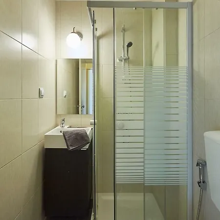 Adorable And Comfortable Studio With Free Parking Apartment *