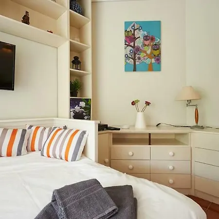 Adorable And Comfortable Studio With Free Parking *